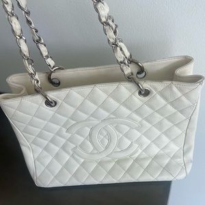 Chanel, white caviar leather, shoulder bag. Authentic. Used.